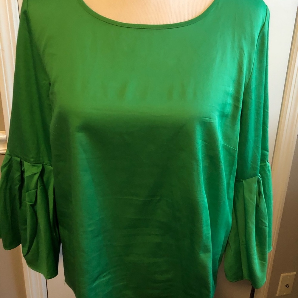 Women’s beveled sleeved top